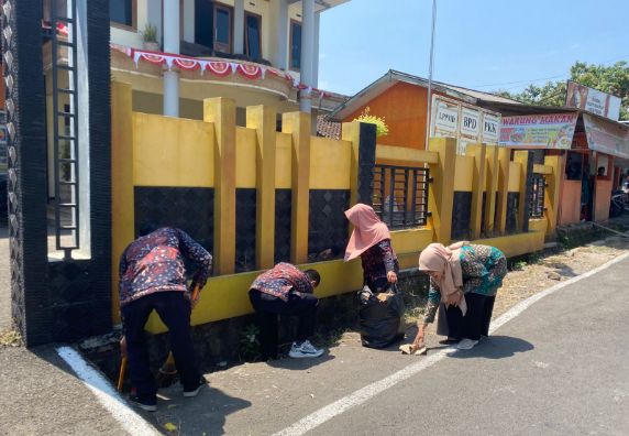 Aksi Pemdes Peron Bersih-bersih Lingkungan di World Clean Up Day 
